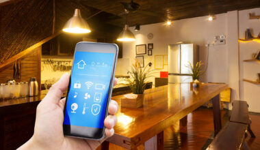 Smartphone con aplicación de viviendas inteligentes (domótica)